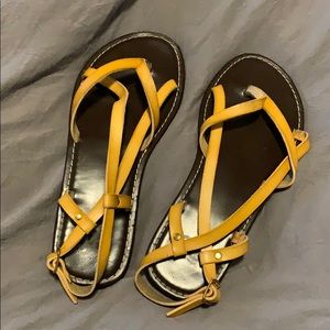 Sandals • Flat • Yellow / Mustard